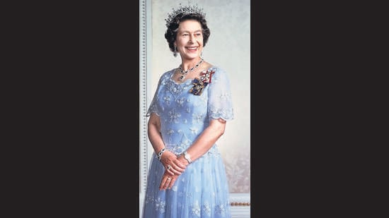 The Queen in a pastel powder blue embellished dress , emerald jewellery and her diamond Tiara (Photo: AFP, Facebook, Instagram and Twitter)