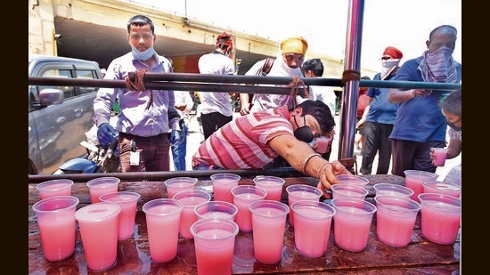 Nirjala Ekadashi, is marked by distributing chhabeel (a sweetened drink). This time around, a host of delhiites are trying to make a difference in the way humanity is served during the month of scorching heat. (Photo: Sushil Kumar/HT) Nirjala Ekadashi, is marked by distributing chhabeel (a sweetened drink). This time around, a host of delhiites are trying to make a difference in the way humanity is served during the month of scorching heat. (Photo: Sushil Kumar/HT)