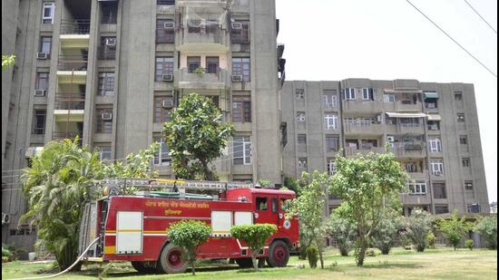 Ludhiana In the absence of hydraulic ladders, firefighters were seen struggling to douse the blaze that broke out at the Swami Vivekanand Vihar Flats in BRS Nagar on Thursday afternoon. (Harvinder Singh/HT)