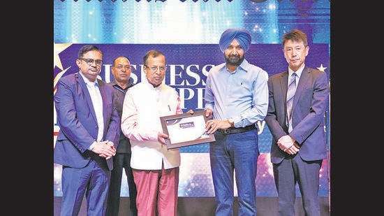 Gillco Developers and Builders Pvt Ltd: REAL ESTATE DEVELOPER OF THE YEAR: Union minister of state for commerce and industry Som Parkash felicitating Ranjit Singh Gill. Gillco Developers and Builders Pvt Ltd: REAL ESTATE DEVELOPER OF THE YEAR: Union minister of state for commerce and industry Som Parkash felicitating Ranjit Singh Gill.