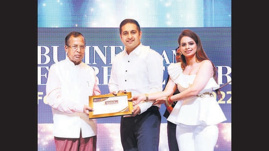 La Pino’z Pizza: PIZZA BRAND OF THE YEAR, CUSTOMER CHOICE: Union minister of state for commerce and industry Som Parkash presenting the certificate to Sanam Kapoor and Isha Kapoor. La Pino’z Pizza: PIZZA BRAND OF THE YEAR, CUSTOMER CHOICE: Union minister of state for commerce and industry Som Parkash presenting the certificate to Sanam Kapoor and Isha Kapoor.