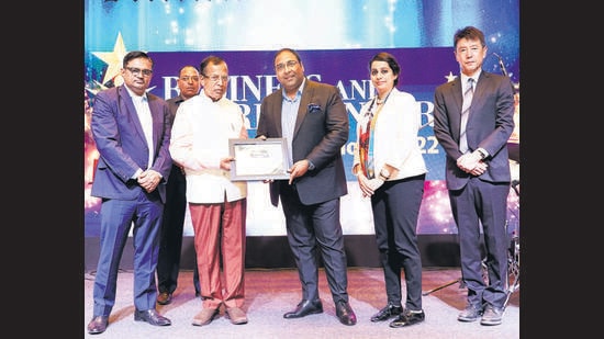 DLF City Centre: PROMISING PREMIUM NEIGHBOURHOOD MALL: Union minister of state for commerce and industry Som Parkash presenting the certificate to Siddharth Prakash and Esha Sandhu. DLF City Centre: PROMISING PREMIUM NEIGHBOURHOOD MALL: Union minister of state for commerce and industry Som Parkash presenting the certificate to Siddharth Prakash and Esha Sandhu.
