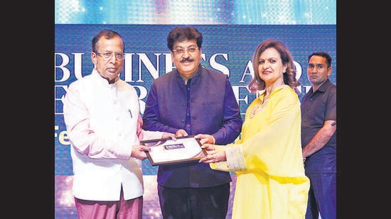 Phoenix Industries: PIONEER IN OFFICE DÉCOR SOLUTIONS: Dinesh Kakkar and Simmi Kakkar receiving the certificate from Union minister of state for commerce and industry Som Parkash. Phoenix Industries: PIONEER IN OFFICE DÉCOR SOLUTIONS: Dinesh Kakkar and Simmi Kakkar receiving the certificate from Union minister of state for commerce and industry Som Parkash.