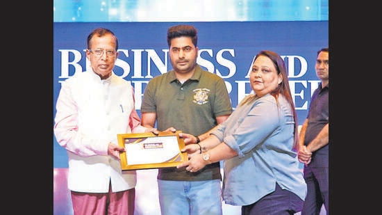 Expert Entertainments Pvt Ltd: ICONIC ENTERTAINMENT PR COMPANY: Malkit Singh (Laddi Cheema) and Nitika Dass receiving the certificate from Union minister of state for commerce and industry Som Parkash. Expert Entertainments Pvt Ltd: ICONIC ENTERTAINMENT PR COMPANY: Malkit Singh (Laddi Cheema) and Nitika Dass receiving the certificate from Union minister of state for commerce and industry Som Parkash.