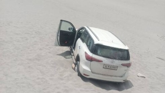 Driving car on the sand dunes in Ladakh's cold desert Hunder is not allowed.&nbsp;