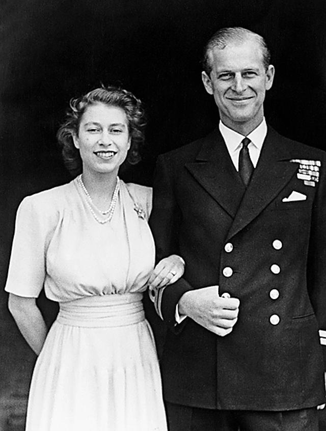 Queen Elizabeth II in a pencil dress with a cinched waistline, pearl necklace and an heirloom brooch with her late husband, Prince Philip Mountbatten (Photo: AFP, Facebook, Instagram and Twitter) Queen Elizabeth II in a pencil dress with a cinched waistline, pearl necklace and an heirloom brooch with her late husband, Prince Philip Mountbatten (Photo: AFP, Facebook, Instagram and Twitter)