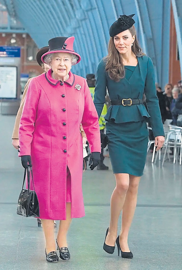 The Queen pairs a hot pink skirt suit with a colour blocked hat, matching bag and gloves as pictured with Kate Middleton. (Photo: AFP, Facebook, Instagram and Twitter) The Queen pairs a hot pink skirt suit with a colour blocked hat, matching bag and gloves as pictured with Kate Middleton. (Photo: AFP, Facebook, Instagram and Twitter)