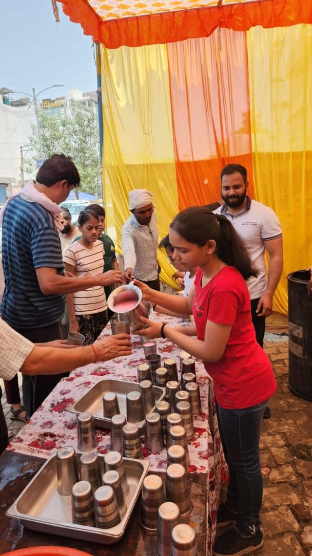 NGO Parivartan-Ek Pryas has been organising Chhabeel with reusable glasses since the past few years. NGO Parivartan-Ek Pryas has been organising Chhabeel with reusable glasses since the past few years.
