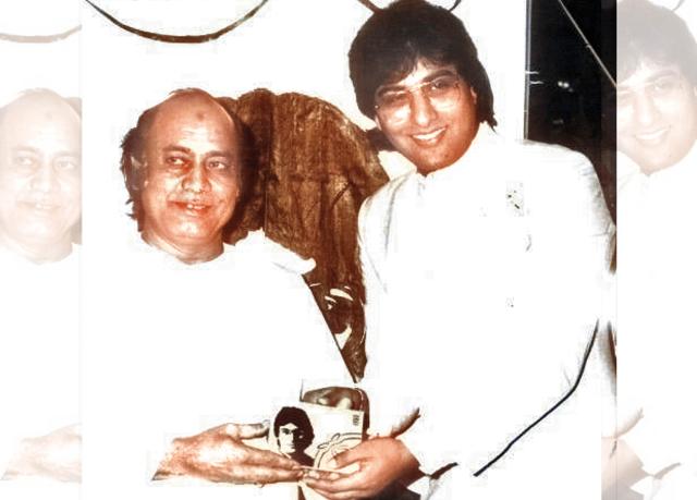 With his guru, Mehdi Hassan, who released Talat’s album Saughaat at the Taj Mahal hotel in Mumbai With his guru, Mehdi Hassan, who released Talat’s album Saughaat at the Taj Mahal hotel in Mumbai