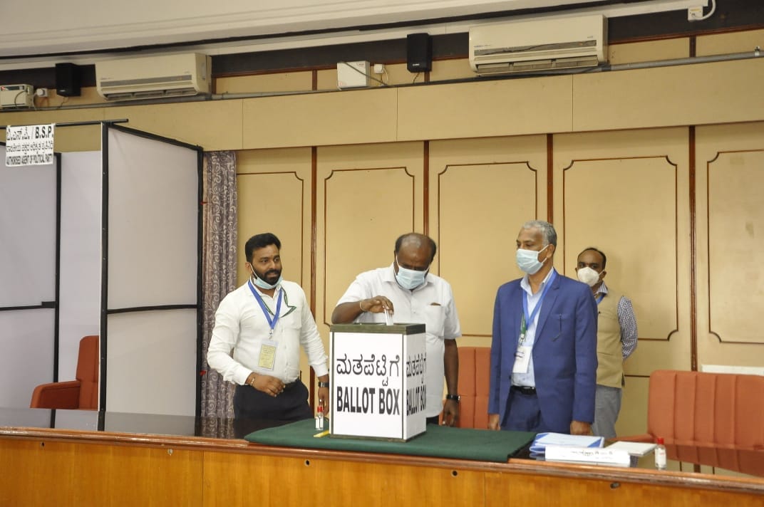 Former chief minister HD Kumaraswamy casts his vote. Former chief minister HD Kumaraswamy casts his vote.