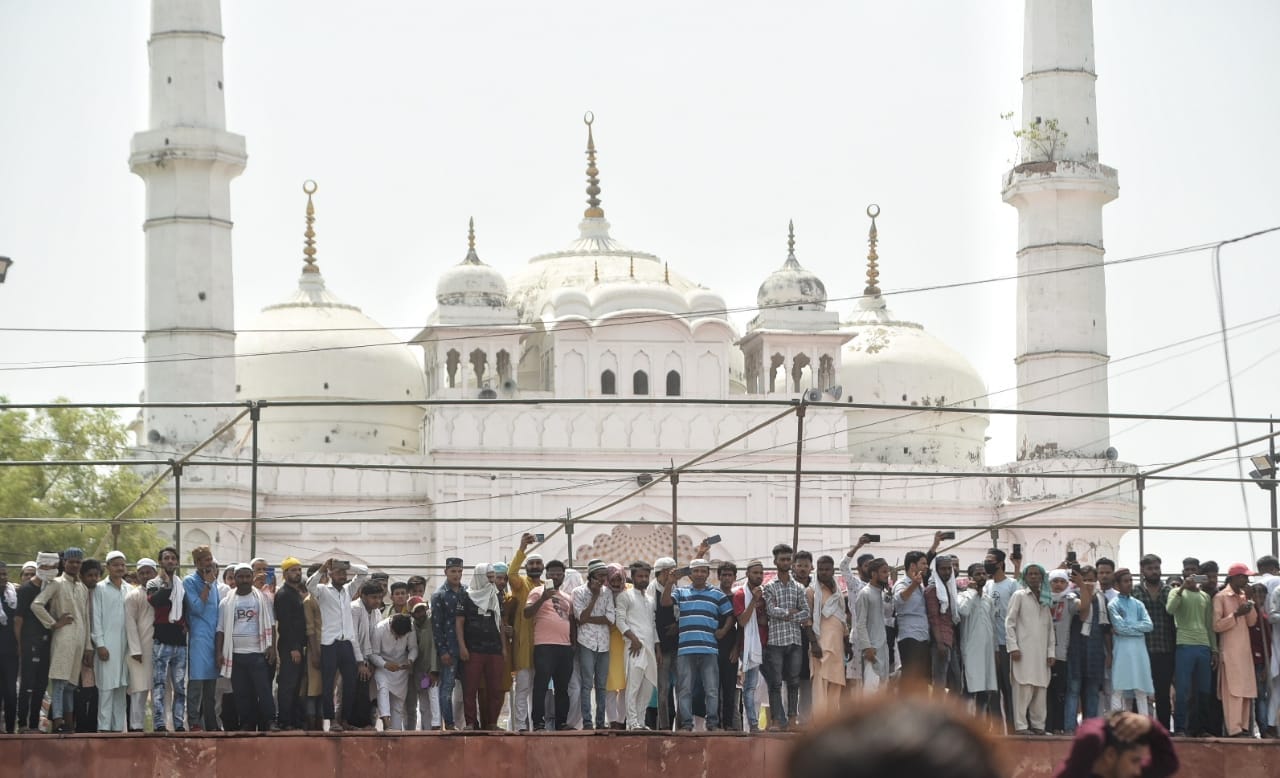 A massive crowd gathered at the Tilewali mosque in Lucknow on Friday. (Deepak Gupta / HT Photo) A massive crowd gathered at the Tilewali mosque in Lucknow on Friday. (Deepak Gupta / HT Photo)