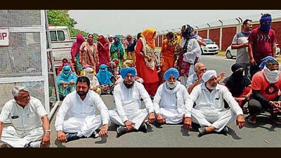 Beas dera followers protest district authorities’ bid to demarcate prohibited area (HT)