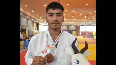 Chandigarh-based judoka Fardeen won a bronze medal at the Khelo India Youth Games. (Sant Arora/HT)