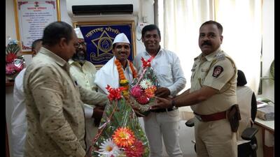 Anil Gondhali (centre), the 42-year-old, being felicitated by Murbad police for his bravery. Gondhali jumped into Kalu River near Sangam village in Murbad and saved a woman and her two daughters from drowning. (HT PHOTO) Anil Gondhali (centre), the 42-year-old, being felicitated by Murbad police for his bravery. Gondhali jumped into Kalu River near Sangam village in Murbad and saved a woman and her two daughters from drowning. (HT PHOTO)