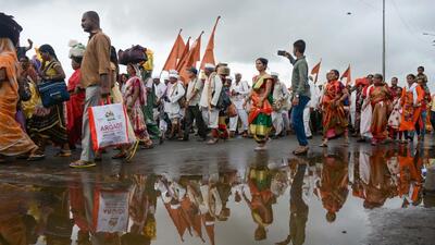 Since past two years, following Covid restrictions, the Maharashtra government had allowed selected warkaris to go to Pandharpur by bus as part of annual palkhi processions. (HT File Photo)