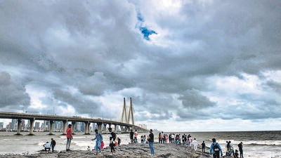 Mumbai, India - June 11, 2022: People enjoy the weather as dark monsoon clouds gather in the sky over Bandra-Worli sealink at Bandstand, Bandra in Mumbai, India, on Saturday, June 11, 2022. (Photo by Pratik Chorge/Hindustan Times) (Pratik Chorge/HT PHOTO) Mumbai, India - June 11, 2022: People enjoy the weather as dark monsoon clouds gather in the sky over Bandra-Worli sealink at Bandstand, Bandra in Mumbai, India, on Saturday, June 11, 2022. (Photo by Pratik Chorge/Hindustan Times) (Pratik Chorge/HT PHOTO)