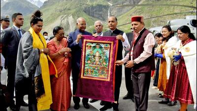 President Ram Nath Kovind and his wife Savita Kovind with their daughter Swati Kovind being welcomed by Himachal Pradesh chief minister Jai Ram Thakur on their arrival, as governor Rajendra Vishwanath Arlekar looks on, at Sissu, in Lahaul and Spiti on Saturday. (ANI Photo)