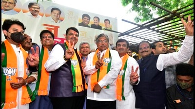 BJP leaders Devendra Fadnavis, Chandrakant Patil and Jyotiraditya Scindia celebrate along with winning candidates Piyush Goyal, Anil Bonde and Dhananjay Mahadik after the results of Rajya Sabha elections, outside BJP office in Mumbai, India, on Saturday. (Anshuman Poyrekar/HT PHOTO) BJP leaders Devendra Fadnavis, Chandrakant Patil and Jyotiraditya Scindia celebrate along with winning candidates Piyush Goyal, Anil Bonde and Dhananjay Mahadik after the results of Rajya Sabha elections, outside BJP office in Mumbai, India, on Saturday. (Anshuman Poyrekar/HT PHOTO)