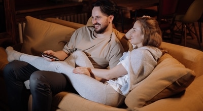 Want to gain your partner's attention and interest? Relationship experts share tips on how to do so (cottonbro) Want to gain your partner's attention and interest? Relationship experts share tips on how to do so (cottonbro)