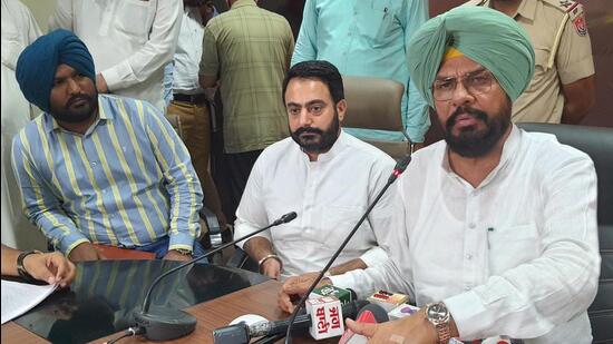 Punjab rural development and panchayat minister Kuldip Singh Dhaliwal (R) addresses a press conference in Amritsar on Saturday. (Sameer Sehgal /HT)