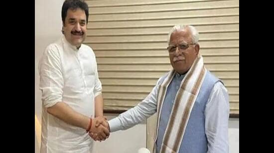 Congress MLA Kuldeep Bishnoi with Haryana chief minister Manohar Lal Khattar in Chandigarh. After Bishnoi cross-voted enabling BJP-backed Independent candidate Kartikeya Sharma to win the second Rajya Sabha seat, Khattar indicated he may join the BJP. (HT file photo)