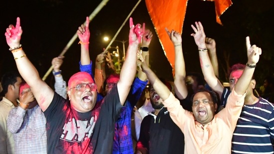 Arbeiter von Shiv Sena feiern am Samstag vor Vidhan Bhavan, nachdem die Partei den Sitz von Rajya Sabha aus Maharashtra in Mumbai, Indien, gewonnen hatte (HT FOTO)