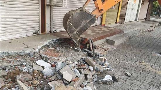 MC teams demolished illegal pavements established outside a dozen of shops in Kitchlu Nagar in Ludhiana on June 11, 2022. (Harvinder Singh/HT)