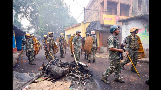 Security personnel deployed after violence during protest over controversial remarks made by two now-suspended BJP leaders about Prophet Mohammed, in Howrah district on Saturday. (PTI)