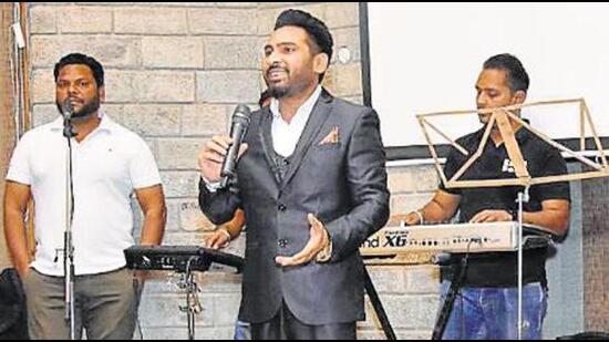 Kasauli Club‘s 125th anniversary celebrations wrapped up with Alamgir Khan’s power-packed performance . (HT Photo)