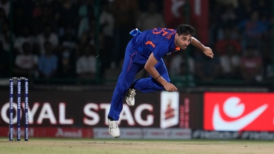 India's Bhuvneshwar Kumar bowls a delivery during the first Twenty20 cricket match between India and South Africa in New Delhi, India(AP)