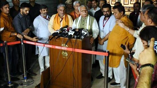 Haryana chief minister Manohar Lal Khattar flanked by Rajya Sabha winners from the state, Krishan Lal Panwar of the BJP (left) and Independent candidate Kartikeya Sharma after they were declared elected early on Saturday. (HT Photo)