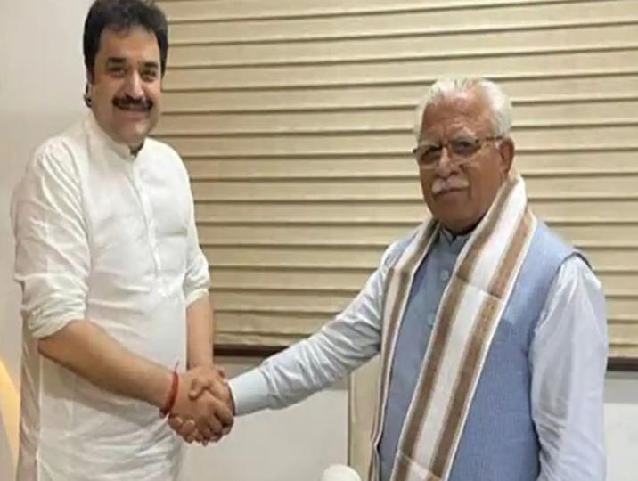 Congress MLA Kuldeep Bishnoi with Haryana chief minister Manohar Lal Khattar in Chandigarh.&nbsp;