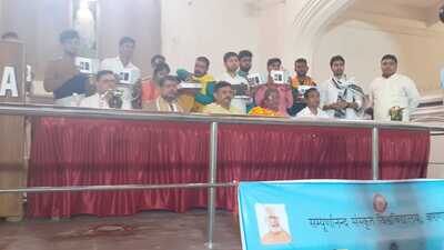 The SSU students were given smartphones and tablets on June 9 in a programme. (ht)