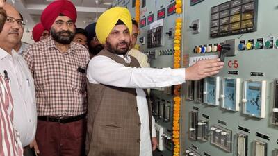 Punjab power minister Harbhajan Singh ETO inaugurating the state’s first 66KV monopole line, from 220KV sub-station in Ladhowal in Ludhiana on Sunday. (HT Photo)