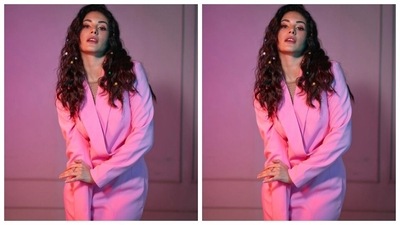 Assisted by makeup artist Mahima Motwani, Amyra decked up in pink eyeshadow, pink kohl, mascara-laden eyelashes, contoured cheeks and a shade of pink lipstick. (Instagram/@amyradastur93)