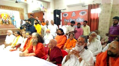 Saints at the conclusion of two-day VHP’s central advisory board meeting in Haridwar on Sunday. (HT photo) Saints at the conclusion of two-day VHP’s central advisory board meeting in Haridwar on Sunday. (HT photo)