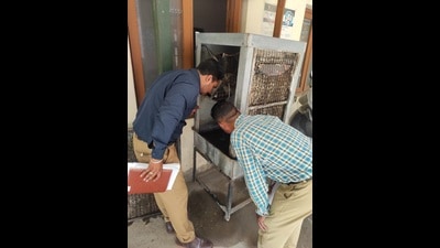 A health department team inspecting for mosquito larvae in a desert cooler at Police Line, Ludhiana, amid a dengue scare. (Harvinder Singh/HT)