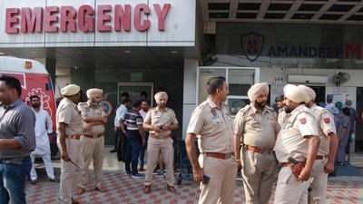 Cops outside the private hospital in Amritsar where the three injured are admitted. The son of AAP councillor opened fire over a property dispute in which one person was killed and three were injured. (Sameer Sehgal/HT) Cops outside the private hospital in Amritsar where the three injured are admitted. The son of AAP councillor opened fire over a property dispute in which one person was killed and three were injured. (Sameer Sehgal/HT)