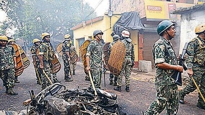 Security personnel in Howrah district on Saturday. (PTI) (HT_PRINT) Security personnel in Howrah district on Saturday. (PTI) (HT_PRINT)