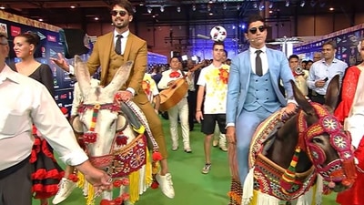 Shahid Kapoor and Farhan Akhtar made their IIFA entry on donkeys. Shahid Kapoor and Farhan Akhtar made their IIFA entry on donkeys.