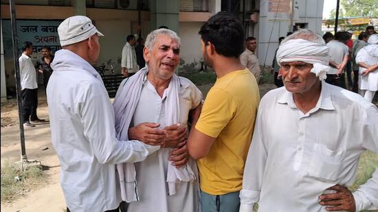 Relatives of the victims mourning outside a hospital in Sonepat on Sunday. (HT Photo)