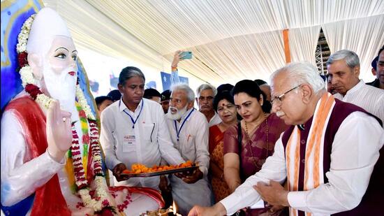 Haryana CM Manohar Lal Khattar lighting a lamp at Sant Kabir Das Jayanti celebrations in Rohtak on Sunday. (Manoj Dhaka/HindustanTimes)