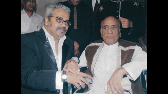 Hariharan with his guru Mehdi Hasan
