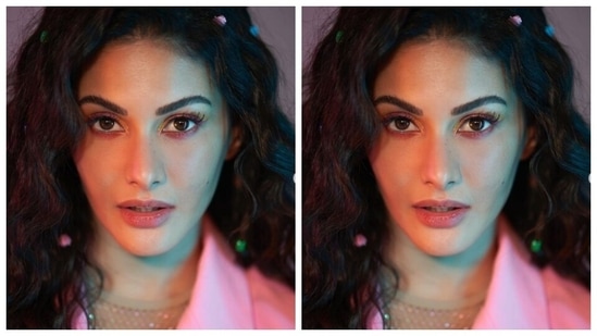Amyra decked up in a pink short dress as she posed for the pictures.(Instagram/@amyradastur93)