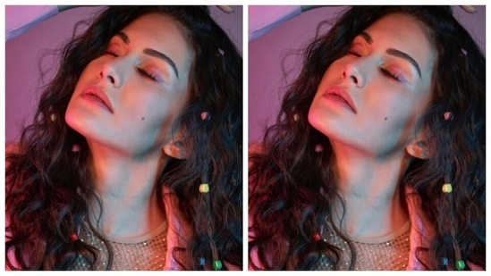 Styled by fashion Tater Malvika tater, Amyra wore her tresses open in soft wavy curls and added more colourful vibes to her look with multiple multicolour mini hairclips.(Instagram/@amyradastur93)