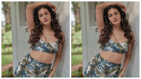 Amyra keeps slaying summer fashion goals like a diva. A few days back, the actor decked up in a satin co-ord set.(Instagram/@amyradastur93)