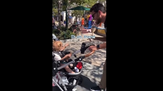 The little girl uses sign language to tell her father whenever she hears music. (oursignedworld/Instagram )