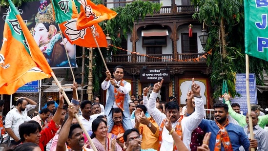 Mitarbeiter und Unterstützer der BJP-Partei feiern am Sonntag den Erfolg, der in der Rajya Sabha in Kasba Peth in erzielt wurde.  (Rahul Raut/HT-Foto)