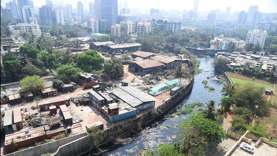 BMC officials said that the entire riverbed was taken over by slum dwellers which created obstructions in the flow of the river. (HT PHOTO) BMC officials said that the entire riverbed was taken over by slum dwellers which created obstructions in the flow of the river. (HT PHOTO)