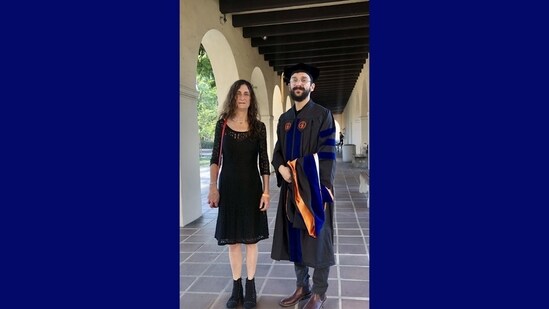 The graduation day picture was posted on Twitter by Benjamín Idina.(Twitter/@BenjaminIdini)